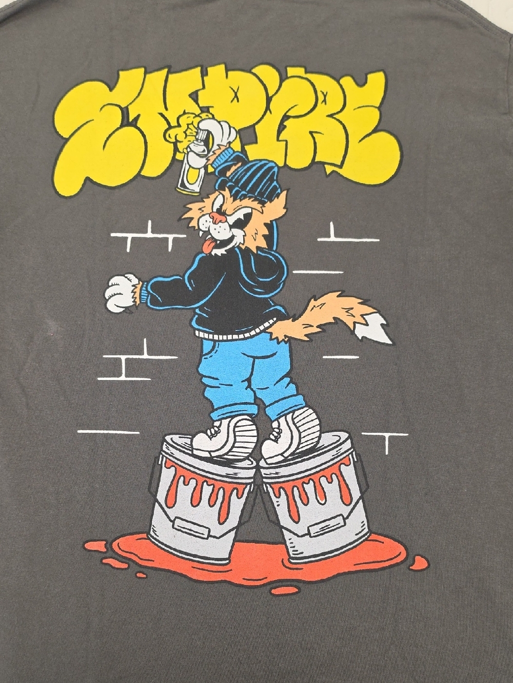 EMPYRE Graphic Cat Spray Paint Tee in Charcoal and Yellow•Medium!